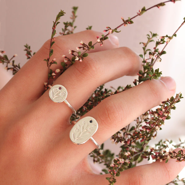 Sterling silver floral signet ring - Mini Meadow Ring